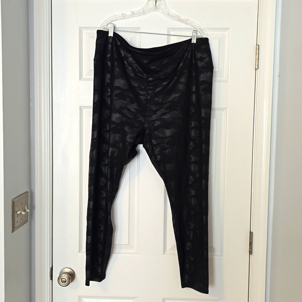 Vera Wang Shiny Camo Leggings
